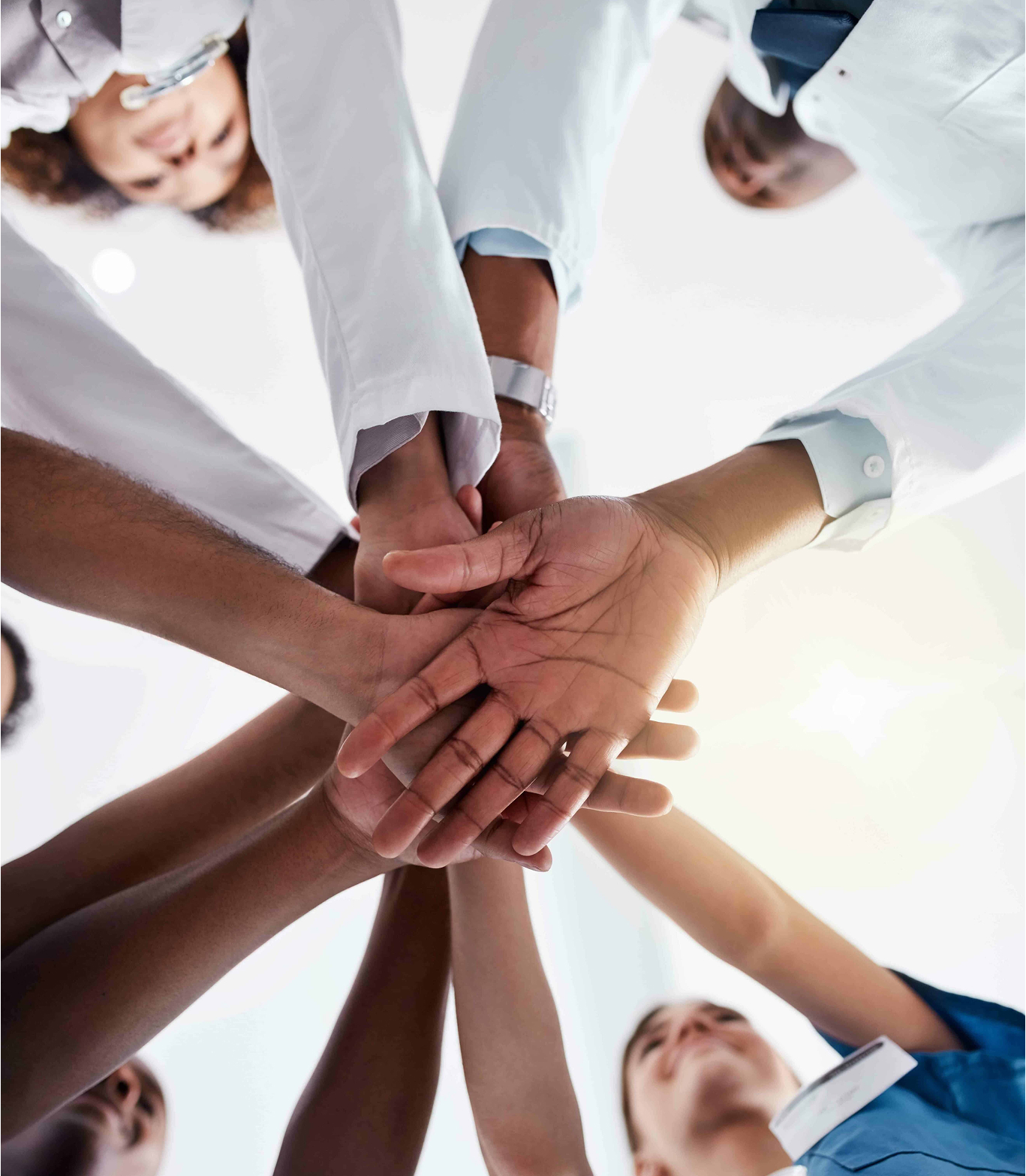 Médecins, équipe et solidarité, soutien à l'hôpital pour la réussite des soins, célébration de la chirurgie et diversité. Médecins, collaboration et personnes en contre-plongée avec infirmière, solidarité ou motivation.