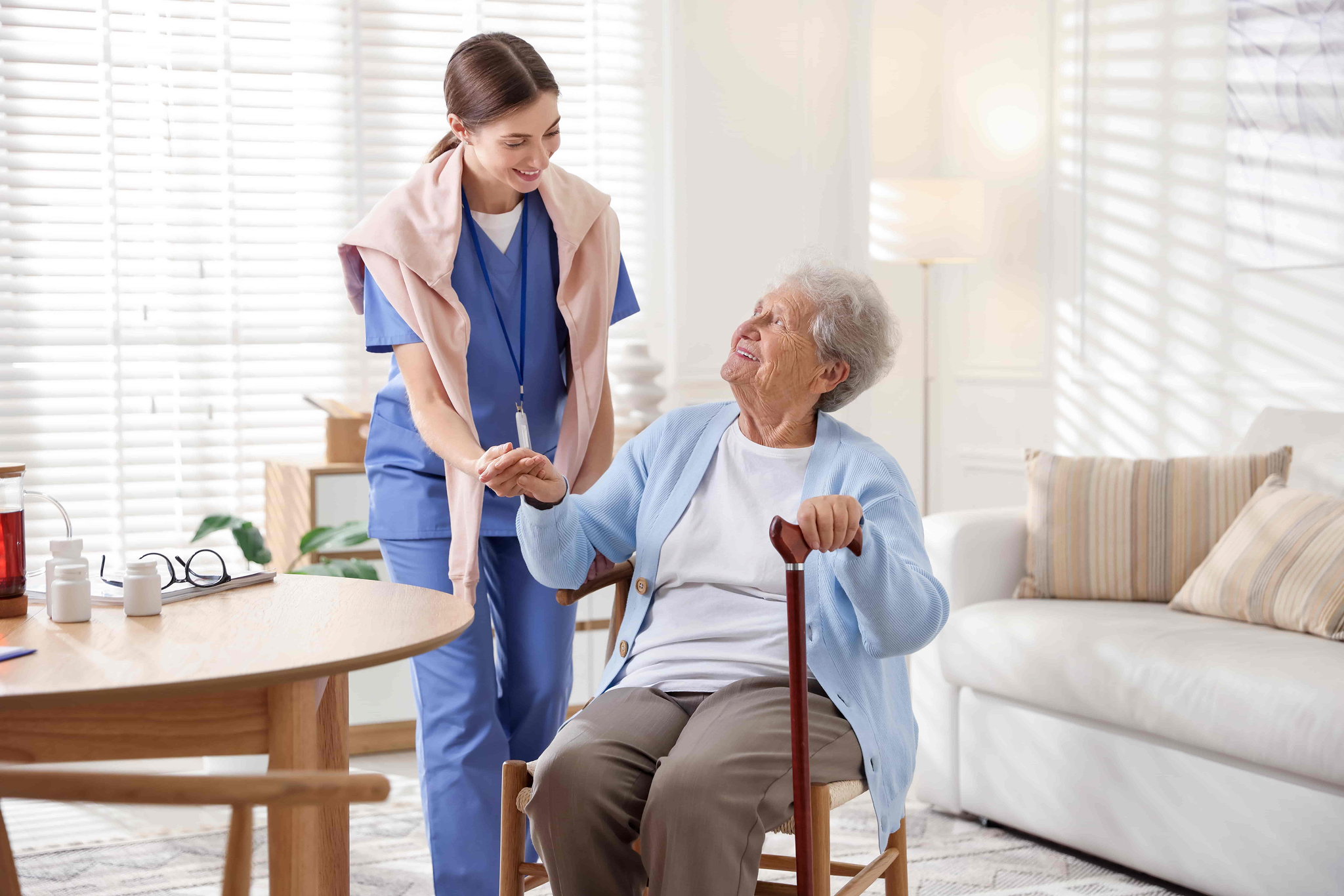 Aide-soignante aidant une femme âgée à domicile. Service de soins à domicile.